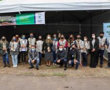 A primeira-dama Luciana Saito Massa, que preside o Conselho de Ação Solidária, e o secretário de Desenvolvimento Sustentável e do Turismo, Márcio Nunes, participam da distribuição de mudas da campanha Floresce Paraná.F oto: Valdelino Pontes