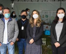 A primeira-dama Luciana Saito Massa, que preside o Conselho de Ação Solidária, e o secretário de Desenvolvimento Sustentável e do Turismo, Márcio Nunes, participam da distribuição de mudas da campanha Floresce Paraná.F oto: Valdelino Pontes