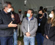 A primeira-dama Luciana Saito Massa, que preside o Conselho de Ação Solidária, e o secretário de Desenvolvimento Sustentável e do Turismo, Márcio Nunes, participam da distribuição de mudas da campanha Floresce Paraná.F oto: Valdelino Pontes