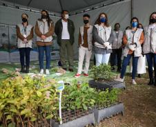 O Governador Carlos Massa Ratinho Junior participa nesta sexta-feira (28), da campanha Floresce Paraná, em comemoração ao Dia Nacional do Voluntariado. A ação é liderada pela primeira-dama do Estado e presidente do Conselho de Ação Solidária, Luciana Saito Massa. Acompanhados do secretário do Desenvolvimento Sustentável e do Turismo, Marcio Nunes. Curitiba, 28/08/2020. Foto: Geraldo Bubniak/AEN