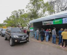 A primeira-dama Luciana Saito Massa, que preside o Conselho de Ação Solidária, e o secretário de Desenvolvimento Sustentável e do Turismo, Márcio Nunes, participam da distribuição de mudas da campanha Floresce Paraná.F oto: Valdelino Pontes