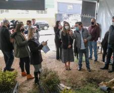 A primeira-dama Luciana Saito Massa, que preside o Conselho de Ação Solidária, e o secretário de Desenvolvimento Sustentável e do Turismo, Márcio Nunes, participam da distribuição de mudas da campanha Floresce Paraná.F oto: Valdelino Pontes