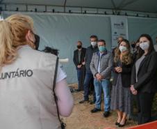 A primeira-dama Luciana Saito Massa, que preside o Conselho de Ação Solidária, e o secretário de Desenvolvimento Sustentável e do Turismo, Márcio Nunes, participam da distribuição de mudas da campanha Floresce Paraná.F oto: Valdelino Pontes