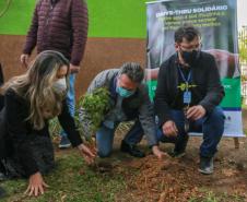 A primeira-dama Luciana Saito Massa, que preside o Conselho de Ação Solidária, e o secretário de Desenvolvimento Sustentável e do Turismo, Márcio Nunes, participam da distribuição de mudas da campanha Floresce Paraná.F oto: Valdelino Pontes