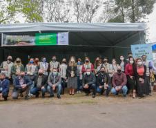 A primeira-dama Luciana Saito Massa, que preside o Conselho de Ação Solidária, e o secretário de Desenvolvimento Sustentável e do Turismo, Márcio Nunes, participam da distribuição de mudas da campanha Floresce Paraná.F oto: Valdelino Pontes