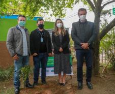 A primeira-dama Luciana Saito Massa, que preside o Conselho de Ação Solidária, e o secretário de Desenvolvimento Sustentável e do Turismo, Márcio Nunes, participam da distribuição de mudas da campanha Floresce Paraná.F oto: Valdelino Pontes
