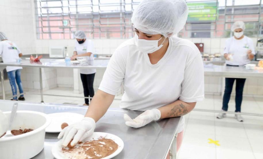 O Governo do Paraná lançou neste mês o projeto Páscoa Solidária. Idealizado pela primeira-dama do Estado e presidente do Conselho de Ação Solidária, Luciana Saito Massa, o programa atua em duas vertentes. Um dos objetivos é gerar renda para as famílias mais carentes por meio de cursos de culinária. Foto: Valdelino Pontes