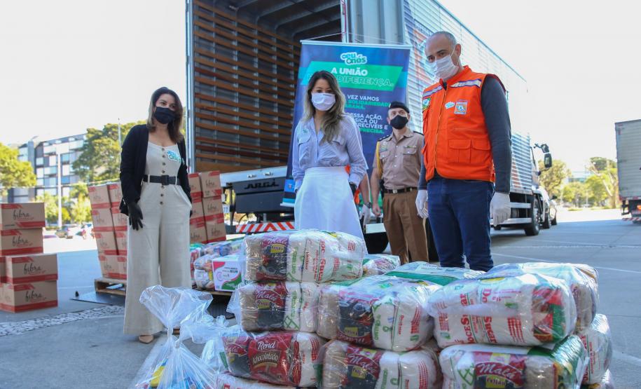 Entrega de cesta básica no drive-thru montado em Curitiba (Palácio Iguaçu). O projeto CESTA SOLIDÁRIA PARANÁ tem como objetivo principal mobilizar os funcionários do Estado do Paraná a participarem voluntariamente de uma ação de doação de cestas básicas. Curitiba - 18/05/2020 - Foto: Geraldo Bubniak/AEN