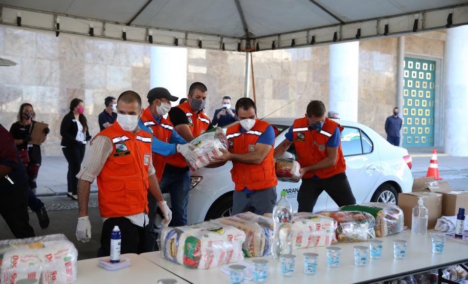 Entrega de cesta básica no drive-thru montado em Curitiba (Palácio Iguaçu). O projeto CESTA SOLIDÁRIA PARANÁ tem como objetivo principal mobilizar os funcionários do Estado do Paraná a participarem voluntariamente de uma ação de doação de cestas básicas. Curitiba - 18/05/2020 - Foto: Geraldo Bubniak/AEN