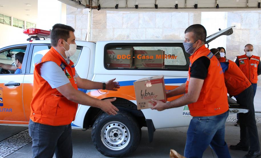 Entrega de cesta básica no drive-thru montado em Curitiba (Palácio Iguaçu). O projeto CESTA SOLIDÁRIA PARANÁ tem como objetivo principal mobilizar os funcionários do Estado do Paraná a participarem voluntariamente de uma ação de doação de cestas básicas. Curitiba - 18/05/2020 - Foto: Geraldo Bubniak/AEN