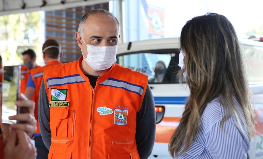 Entrega de cesta básica no drive-thru montado em Curitiba (Palácio Iguaçu). O projeto CESTA SOLIDÁRIA PARANÁ tem como objetivo principal mobilizar os funcionários do Estado do Paraná a participarem voluntariamente de uma ação de doação de cestas básicas. Curitiba - 18/05/2020 - Foto: Geraldo Bubniak/AEN