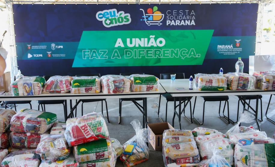 Entrega de cesta básica no drive-thru montado em Curitiba (Palácio Iguaçu). O projeto CESTA SOLIDÁRIA PARANÁ tem como objetivo principal mobilizar os funcionários do Estado do Paraná a participarem voluntariamente de uma ação de doação de cestas básicas. Curitiba - 18/05/2020 - Foto: Geraldo Bubniak/AEN