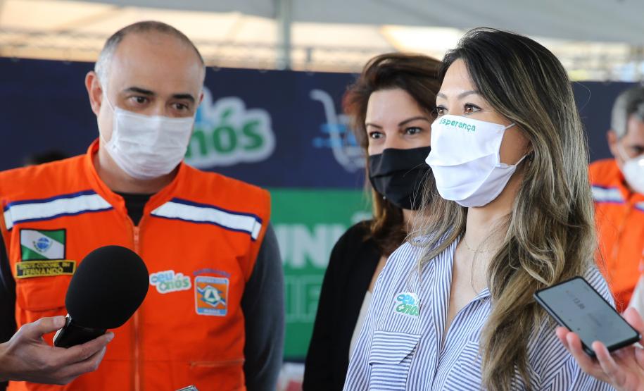 Entrega de cesta básica no drive-thru montado em Curitiba (Palácio Iguaçu). O projeto CESTA SOLIDÁRIA PARANÁ tem como objetivo principal mobilizar os funcionários do Estado do Paraná a participarem voluntariamente de uma ação de doação de cestas básicas. Curitiba - 18/05/2020 - Foto: Geraldo Bubniak/AEN