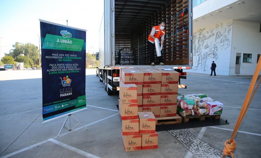 Entrega de cesta básica no drive-thru montado em Curitiba (Palácio Iguaçu). O projeto CESTA SOLIDÁRIA PARANÁ tem como objetivo principal mobilizar os funcionários do Estado do Paraná a participarem voluntariamente de uma ação de doação de cestas básicas. Curitiba - 18/05/2020 - Foto: Geraldo Bubniak/AEN