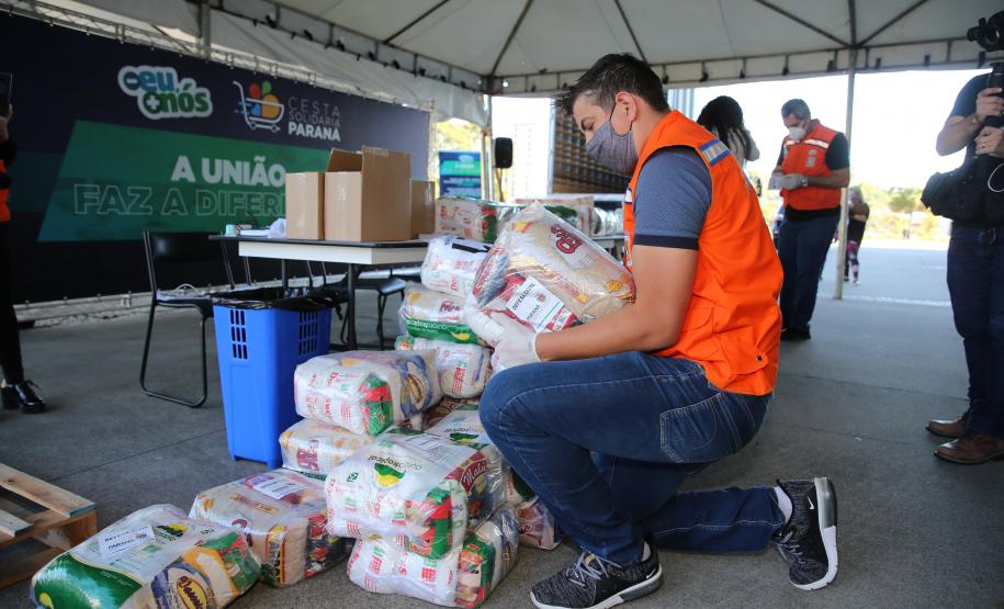 Entrega de cesta básica no drive-thru montado em Curitiba (Palácio Iguaçu). O projeto CESTA SOLIDÁRIA PARANÁ tem como objetivo principal mobilizar os funcionários do Estado do Paraná a participarem voluntariamente de uma ação de doação de cestas básicas. Curitiba - 18/05/2020 - Foto: Geraldo Bubniak/AEN
