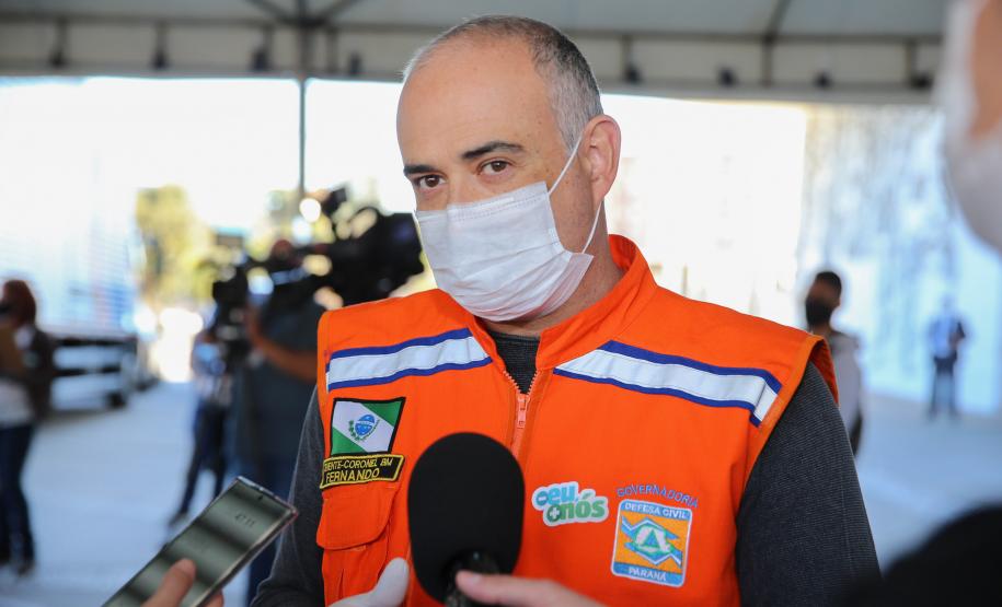 Entrega de cesta básica no drive-thru montado em Curitiba (Palácio Iguaçu). O projeto CESTA SOLIDÁRIA PARANÁ tem como objetivo principal mobilizar os funcionários do Estado do Paraná a participarem voluntariamente de uma ação de doação de cestas básicas. Curitiba - 18/05/2020 - Foto: Geraldo Bubniak/AEN