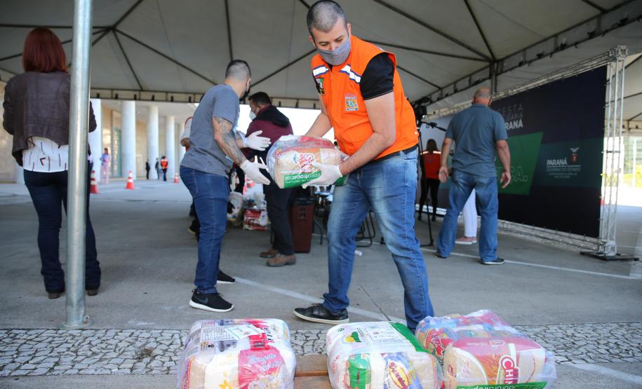 Entrega de cesta básica no drive-thru montado em Curitiba (Palácio Iguaçu). O projeto CESTA SOLIDÁRIA PARANÁ tem como objetivo principal mobilizar os funcionários do Estado do Paraná a participarem voluntariamente de uma ação de doação de cestas básicas. Curitiba - 18/05/2020 - Foto: Geraldo Bubniak/AEN