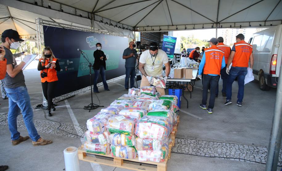 Entrega de cesta básica no drive-thru montado em Curitiba (Palácio Iguaçu). O projeto CESTA SOLIDÁRIA PARANÁ tem como objetivo principal mobilizar os funcionários do Estado do Paraná a participarem voluntariamente de uma ação de doação de cestas básicas. Curitiba - 18/05/2020 - Foto: Geraldo Bubniak/AEN