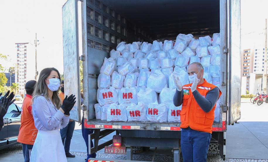 Entrega de cesta básica no drive-thru montado em Curitiba (Palácio Iguaçu). O projeto CESTA SOLIDÁRIA PARANÁ tem como objetivo principal mobilizar os funcionários do Estado do Paraná a participarem voluntariamente de uma ação de doação de cestas básicas. Curitiba - 18/05/2020 - Foto: Geraldo Bubniak/AEN