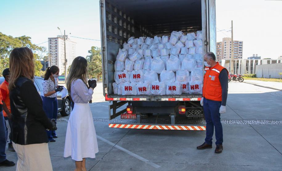 Entrega de cesta básica no drive-thru montado em Curitiba (Palácio Iguaçu). O projeto CESTA SOLIDÁRIA PARANÁ tem como objetivo principal mobilizar os funcionários do Estado do Paraná a participarem voluntariamente de uma ação de doação de cestas básicas. Curitiba - 18/05/2020 - Foto: Geraldo Bubniak/AEN