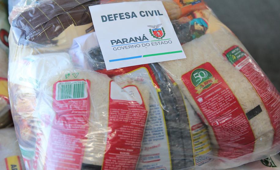 Entrega de cesta básica no drive-thru montado em Curitiba (Palácio Iguaçu). O projeto CESTA SOLIDÁRIA PARANÁ tem como objetivo principal mobilizar os funcionários do Estado do Paraná a participarem voluntariamente de uma ação de doação de cestas básicas. Curitiba - 18/05/2020 - Foto: Geraldo Bubniak/AEN
