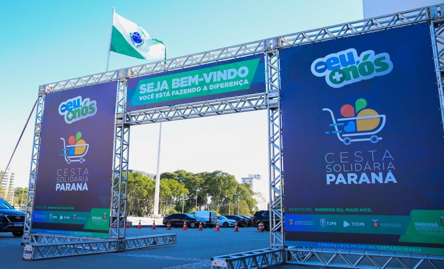 Entrega de cesta básica no drive-thru montado em Curitiba (Palácio Iguaçu). O projeto CESTA SOLIDÁRIA PARANÁ tem como objetivo principal mobilizar os funcionários do Estado do Paraná a participarem voluntariamente de uma ação de doação de cestas básicas. Curitiba - 18/05/2020 - Foto: Geraldo Bubniak/AEN