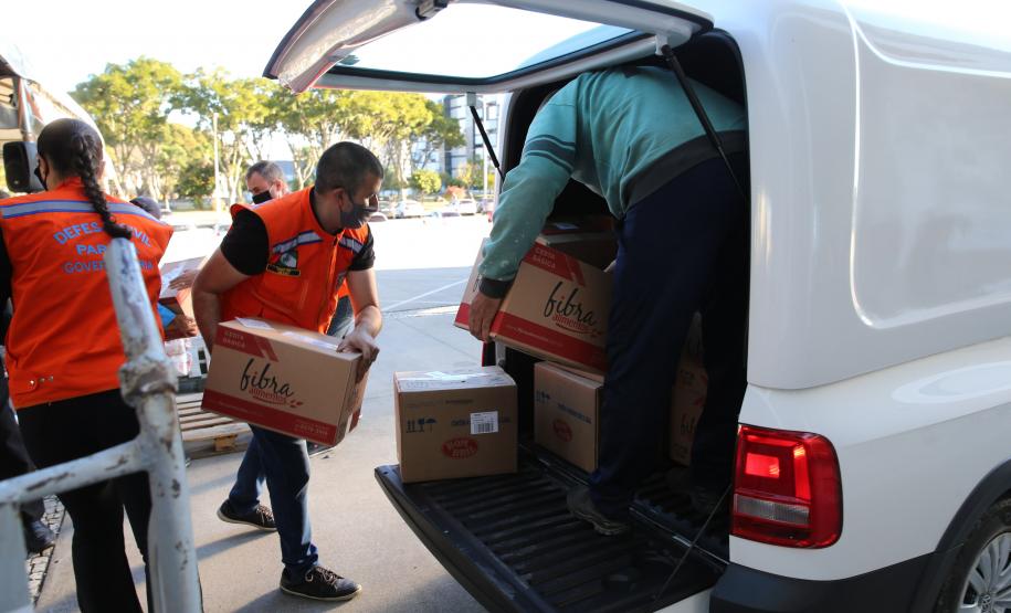 Entrega de cesta básica no drive-thru montado em Curitiba (Palácio Iguaçu). O projeto CESTA SOLIDÁRIA PARANÁ tem como objetivo principal mobilizar os funcionários do Estado do Paraná a participarem voluntariamente de uma ação de doação de cestas básicas. Curitiba - 18/05/2020 - Foto: Geraldo Bubniak/AEN