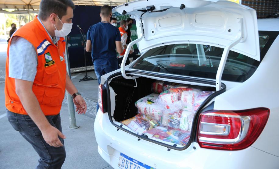 Entrega de cesta básica no drive-thru montado em Curitiba (Palácio Iguaçu). O projeto CESTA SOLIDÁRIA PARANÁ tem como objetivo principal mobilizar os funcionários do Estado do Paraná a participarem voluntariamente de uma ação de doação de cestas básicas. Curitiba - 18/05/2020 - Foto: Geraldo Bubniak/AEN