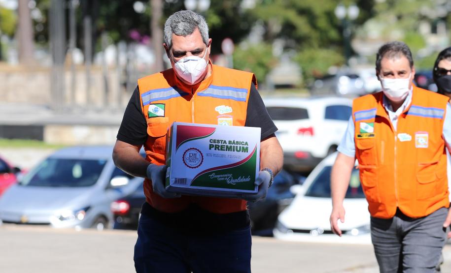 Entrega de cesta básica no drive-thru montado em Curitiba (Palácio Iguaçu). O projeto CESTA SOLIDÁRIA PARANÁ tem como objetivo principal mobilizar os funcionários do Estado do Paraná a participarem voluntariamente de uma ação de doação de cestas básicas. Curitiba - 18/05/2020 - Foto: Geraldo Bubniak/AEN
