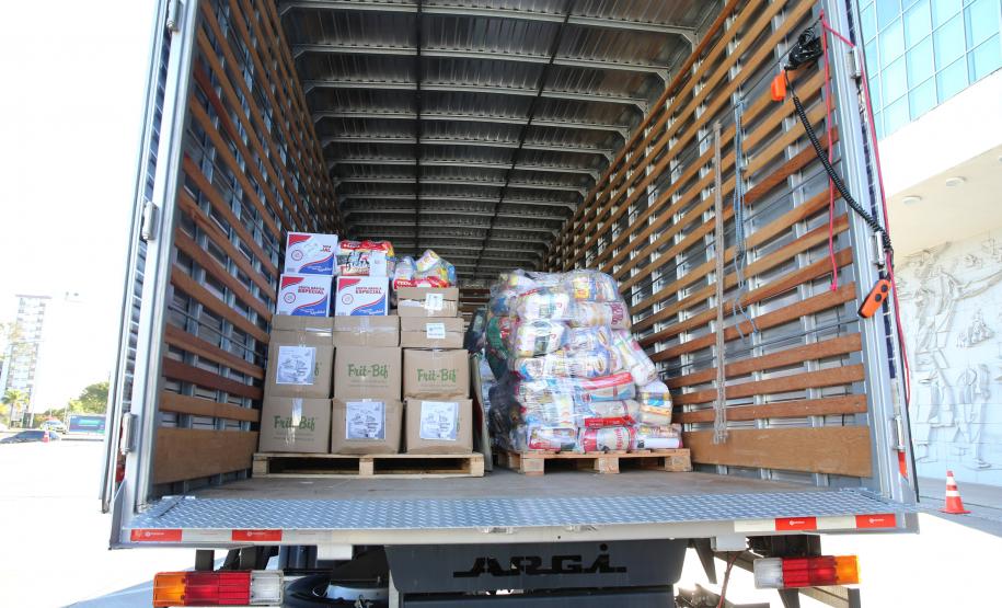 Entrega de cesta básica no drive-thru montado em Curitiba (Palácio Iguaçu). O projeto CESTA SOLIDÁRIA PARANÁ tem como objetivo principal mobilizar os funcionários do Estado do Paraná a participarem voluntariamente de uma ação de doação de cestas básicas. Curitiba - 18/05/2020 - Foto: Geraldo Bubniak/AEN