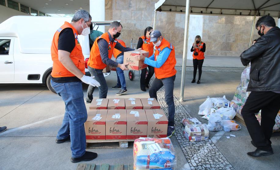 Entrega de cesta básica no drive-thru montado em Curitiba (Palácio Iguaçu). O projeto CESTA SOLIDÁRIA PARANÁ tem como objetivo principal mobilizar os funcionários do Estado do Paraná a participarem voluntariamente de uma ação de doação de cestas básicas. Curitiba - 18/05/2020 - Foto: Geraldo Bubniak/AEN