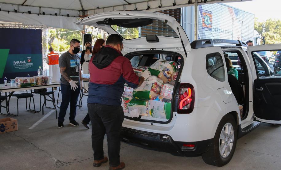 Entrega de cesta básica no drive-thru montado em Curitiba (Palácio Iguaçu). O projeto CESTA SOLIDÁRIA PARANÁ tem como objetivo principal mobilizar os funcionários do Estado do Paraná a participarem voluntariamente de uma ação de doação de cestas básicas. Curitiba - 18/05/2020 - Foto: Geraldo Bubniak/AEN