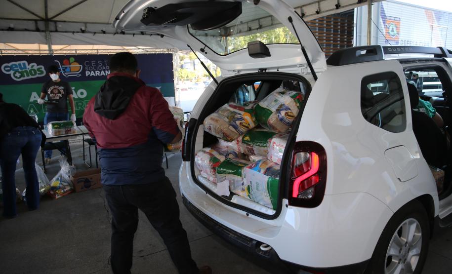 Entrega de cesta básica no drive-thru montado em Curitiba (Palácio Iguaçu). O projeto CESTA SOLIDÁRIA PARANÁ tem como objetivo principal mobilizar os funcionários do Estado do Paraná a participarem voluntariamente de uma ação de doação de cestas básicas. Curitiba - 18/05/2020 - Foto: Geraldo Bubniak/AEN