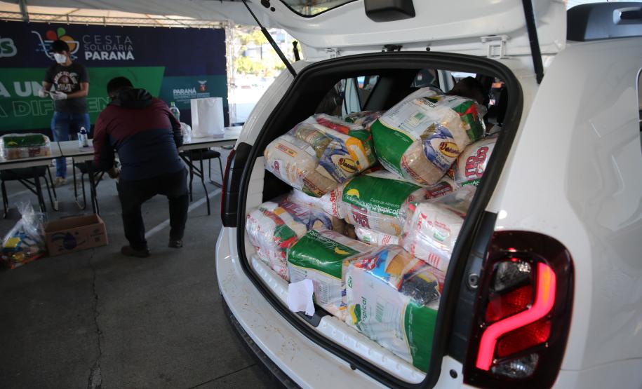 Entrega de cesta básica no drive-thru montado em Curitiba (Palácio Iguaçu). O projeto CESTA SOLIDÁRIA PARANÁ tem como objetivo principal mobilizar os funcionários do Estado do Paraná a participarem voluntariamente de uma ação de doação de cestas básicas. Curitiba - 18/05/2020 - Foto: Geraldo Bubniak/AEN