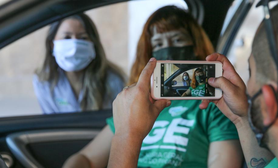 Entrega de cesta básica no drive-thru montado em Curitiba (Palácio Iguaçu). O projeto CESTA SOLIDÁRIA PARANÁ tem como objetivo principal mobilizar os funcionários do Estado do Paraná a participarem voluntariamente de uma ação de doação de cestas básicas. Curitiba - 18/05/2020 - Foto: Geraldo Bubniak/AEN