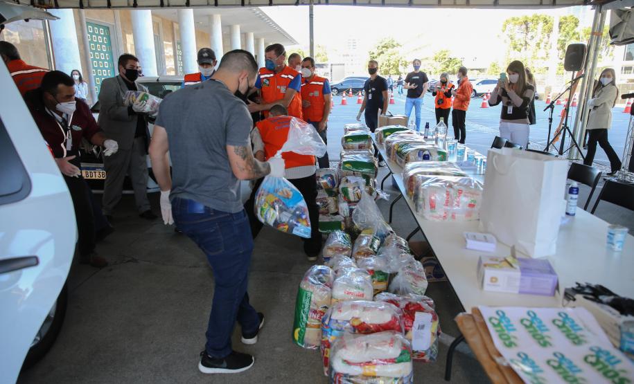 Entrega de cesta básica no drive-thru montado em Curitiba (Palácio Iguaçu). O projeto CESTA SOLIDÁRIA PARANÁ tem como objetivo principal mobilizar os funcionários do Estado do Paraná a participarem voluntariamente de uma ação de doação de cestas básicas. Curitiba - 18/05/2020 - Foto: Geraldo Bubniak/AEN
