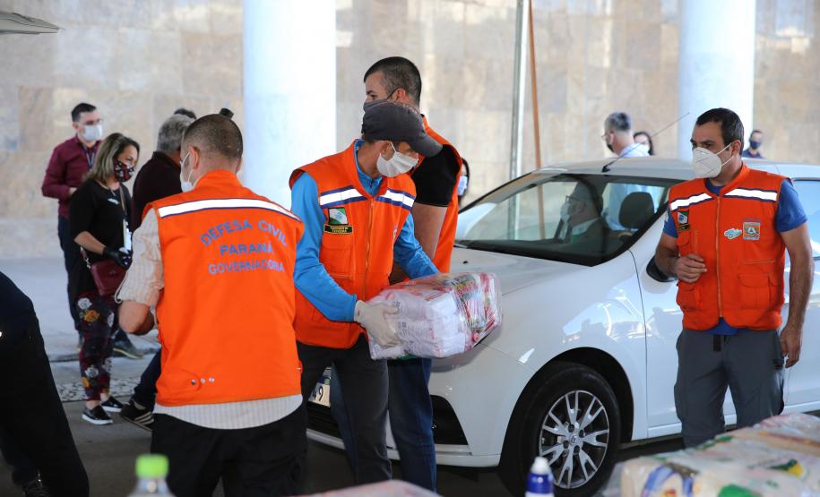 Entrega de cesta básica no drive-thru montado em Curitiba (Palácio Iguaçu). O projeto CESTA SOLIDÁRIA PARANÁ tem como objetivo principal mobilizar os funcionários do Estado do Paraná a participarem voluntariamente de uma ação de doação de cestas básicas. Curitiba - 18/05/2020 - Foto: Geraldo Bubniak/AEN