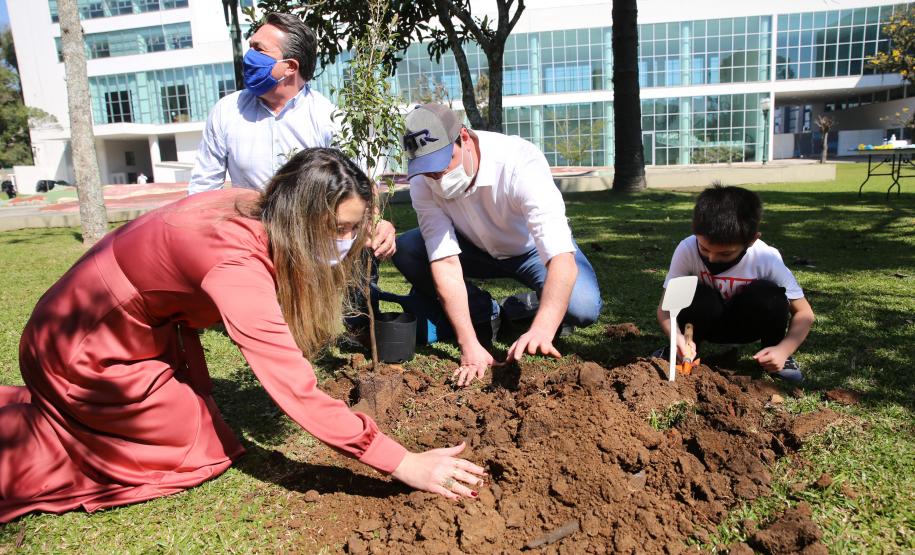 O Governador Carlos Massa Ratinho Junior participa nesta sexta-feira (28), da campanha Floresce Paraná, em comemoração ao Dia Nacional do Voluntariado. A ação é liderada pela primeira-dama do Estado e presidente do Conselho de Ação Solidária, Luciana Saito Massa. Acompanhados do secretário do Desenvolvimento Sustentável e do Turismo, Marcio Nunes. Curitiba, 28/08/2020. Foto: Geraldo Bubniak/AEN