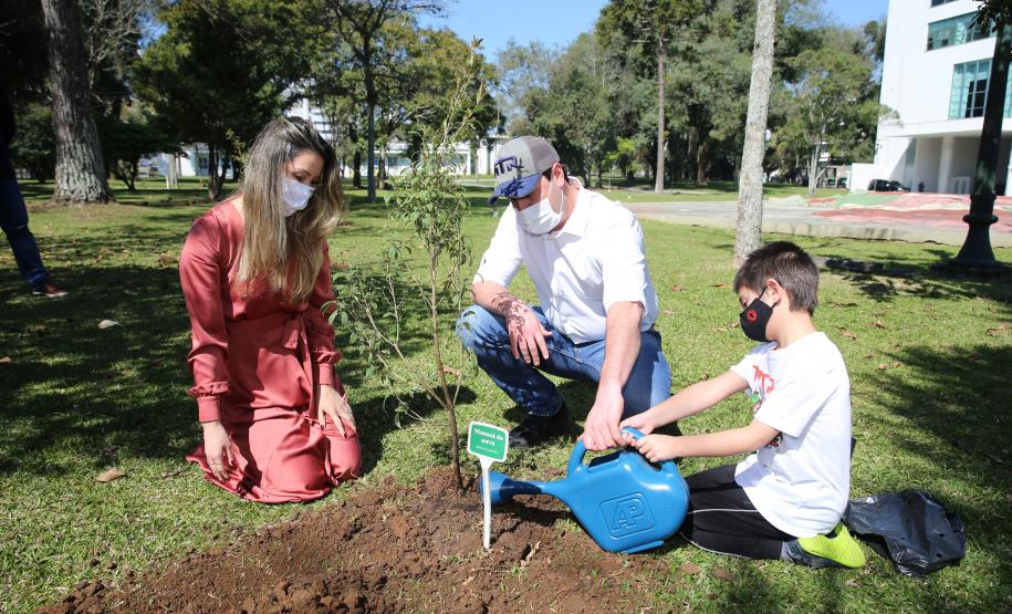 O Governador Carlos Massa Ratinho Junior participa nesta sexta-feira (28), da campanha Floresce Paraná, em comemoração ao Dia Nacional do Voluntariado. A ação é liderada pela primeira-dama do Estado e presidente do Conselho de Ação Solidária, Luciana Saito Massa. Acompanhados do secretário do Desenvolvimento Sustentável e do Turismo, Marcio Nunes. Curitiba, 28/08/2020. Foto: Geraldo Bubniak/AEN