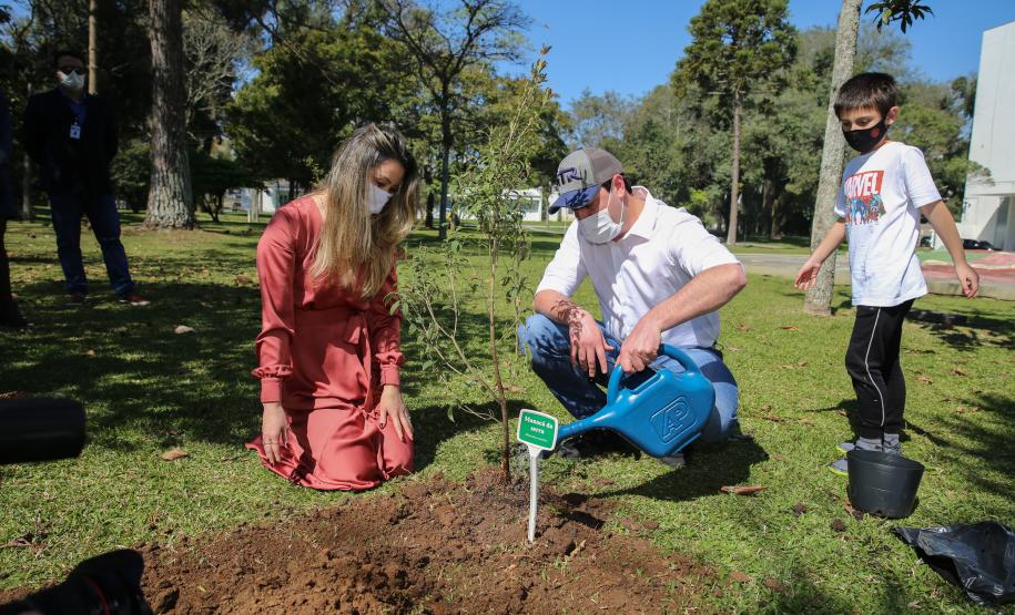O Governador Carlos Massa Ratinho Junior participa nesta sexta-feira (28), da campanha Floresce Paraná, em comemoração ao Dia Nacional do Voluntariado. A ação é liderada pela primeira-dama do Estado e presidente do Conselho de Ação Solidária, Luciana Saito Massa. Acompanhados do secretário do Desenvolvimento Sustentável e do Turismo, Marcio Nunes. Curitiba, 28/08/2020. Foto: Geraldo Bubniak/AEN