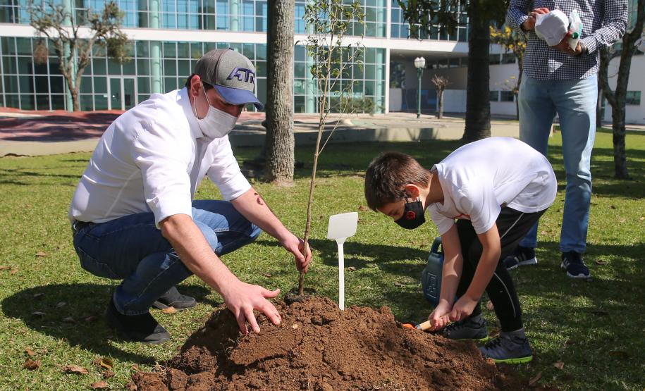 O Governador Carlos Massa Ratinho Junior participa nesta sexta-feira (28), da campanha Floresce Paraná, em comemoração ao Dia Nacional do Voluntariado. A ação é liderada pela primeira-dama do Estado e presidente do Conselho de Ação Solidária, Luciana Saito Massa. Acompanhados do secretário do Desenvolvimento Sustentável e do Turismo, Marcio Nunes. Curitiba, 28/08/2020. Foto: Geraldo Bubniak/AEN