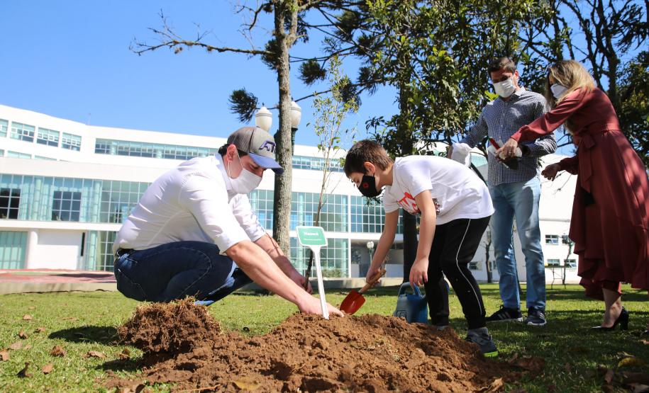 O Governador Carlos Massa Ratinho Junior participa nesta sexta-feira (28), da campanha Floresce Paraná, em comemoração ao Dia Nacional do Voluntariado. A ação é liderada pela primeira-dama do Estado e presidente do Conselho de Ação Solidária, Luciana Saito Massa. Acompanhados do secretário do Desenvolvimento Sustentável e do Turismo, Marcio Nunes. Curitiba, 28/08/2020. Foto: Geraldo Bubniak/AEN