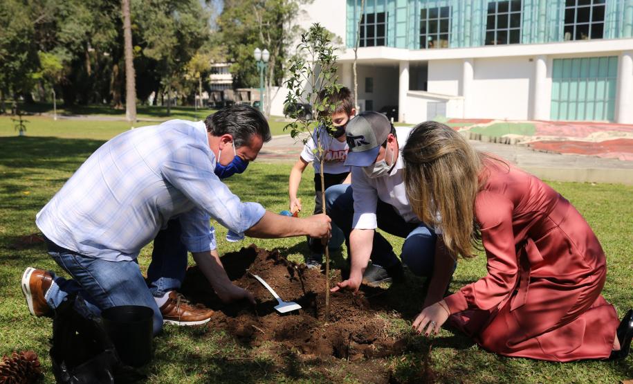 O Governador Carlos Massa Ratinho Junior participa nesta sexta-feira (28), da campanha Floresce Paraná, em comemoração ao Dia Nacional do Voluntariado. A ação é liderada pela primeira-dama do Estado e presidente do Conselho de Ação Solidária, Luciana Saito Massa. Acompanhados do secretário do Desenvolvimento Sustentável e do Turismo, Marcio Nunes. Curitiba, 28/08/2020. Foto: Geraldo Bubniak/AEN