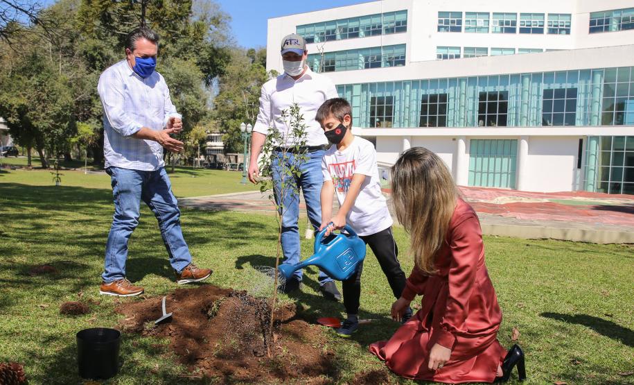 O Governador Carlos Massa Ratinho Junior participa nesta sexta-feira (28), da campanha Floresce Paraná, em comemoração ao Dia Nacional do Voluntariado. A ação é liderada pela primeira-dama do Estado e presidente do Conselho de Ação Solidária, Luciana Saito Massa. Acompanhados do secretário do Desenvolvimento Sustentável e do Turismo, Marcio Nunes. Curitiba, 28/08/2020. Foto: Geraldo Bubniak/AEN