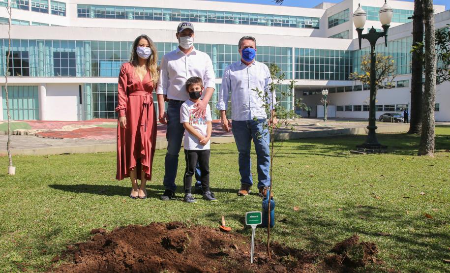 O Governador Carlos Massa Ratinho Junior participa nesta sexta-feira (28), da campanha Floresce Paraná, em comemoração ao Dia Nacional do Voluntariado. A ação é liderada pela primeira-dama do Estado e presidente do Conselho de Ação Solidária, Luciana Saito Massa. Acompanhados do secretário do Desenvolvimento Sustentável e do Turismo, Marcio Nunes. Curitiba, 28/08/2020. Foto: Geraldo Bubniak/AEN