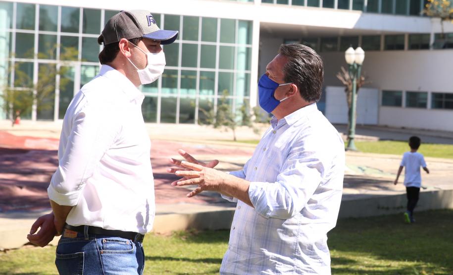 O Governador Carlos Massa Ratinho Junior participa nesta sexta-feira (28), da campanha Floresce Paraná, em comemoração ao Dia Nacional do Voluntariado. A ação é liderada pela primeira-dama do Estado e presidente do Conselho de Ação Solidária, Luciana Saito Massa. Acompanhados do secretário do Desenvolvimento Sustentável e do Turismo, Marcio Nunes. Curitiba, 28/08/2020. Foto: Geraldo Bubniak/AEN