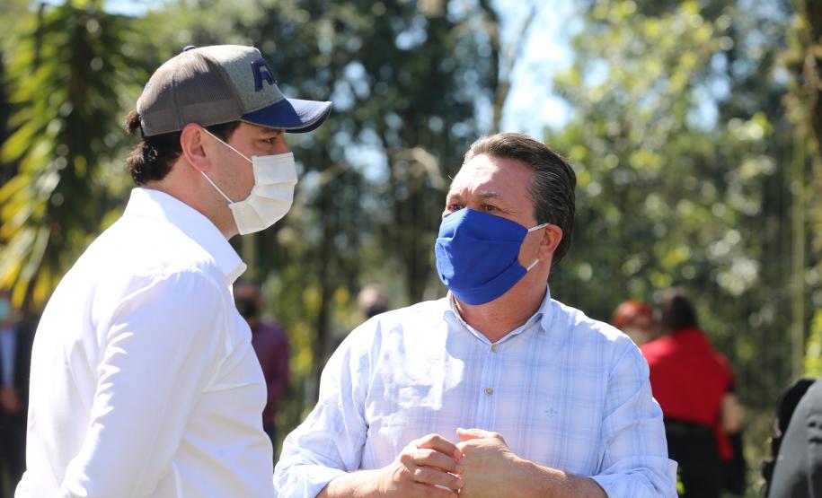 O Governador Carlos Massa Ratinho Junior participa nesta sexta-feira (28), da campanha Floresce Paraná, em comemoração ao Dia Nacional do Voluntariado. A ação é liderada pela primeira-dama do Estado e presidente do Conselho de Ação Solidária, Luciana Saito Massa. Acompanhados do secretário do Desenvolvimento Sustentável e do Turismo, Marcio Nunes. Curitiba, 28/08/2020. Foto: Geraldo Bubniak/AEN