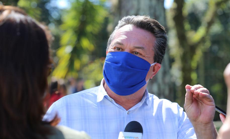 O Governador Carlos Massa Ratinho Junior participa nesta sexta-feira (28), da campanha Floresce Paraná, em comemoração ao Dia Nacional do Voluntariado. A ação é liderada pela primeira-dama do Estado e presidente do Conselho de Ação Solidária, Luciana Saito Massa. Acompanhados do secretário do Desenvolvimento Sustentável e do Turismo, Marcio Nunes. Curitiba, 28/08/2020. Foto: Geraldo Bubniak/AEN