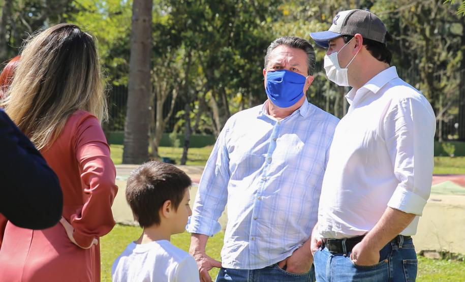 O Governador Carlos Massa Ratinho Junior participa nesta sexta-feira (28), da campanha Floresce Paraná, em comemoração ao Dia Nacional do Voluntariado. A ação é liderada pela primeira-dama do Estado e presidente do Conselho de Ação Solidária, Luciana Saito Massa. Acompanhados do secretário do Desenvolvimento Sustentável e do Turismo, Marcio Nunes. Curitiba, 28/08/2020. Foto: Geraldo Bubniak/AEN