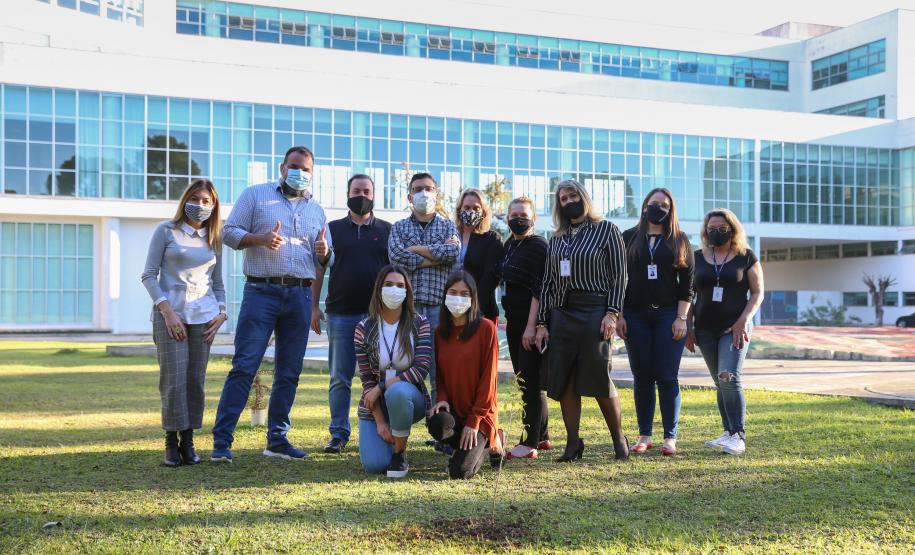 O Governador Carlos Massa Ratinho Junior participa nesta sexta-feira (28), da campanha Floresce Paraná, em comemoração ao Dia Nacional do Voluntariado. A ação é liderada pela primeira-dama do Estado e presidente do Conselho de Ação Solidária, Luciana Saito Massa. Acompanhados do secretário do Desenvolvimento Sustentável e do Turismo, Marcio Nunes. Curitiba, 28/08/2020. Foto: Geraldo Bubniak/AEN